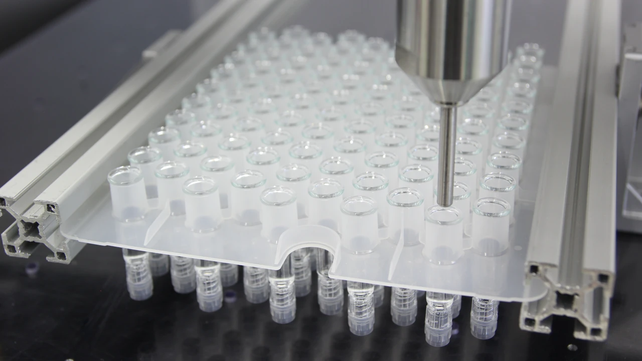 Llenado fiable de productos de alta viscosidad en el sector de la tecnología médica Llenado fiable de productos de alta viscosidad en el sector de la tecnología médica