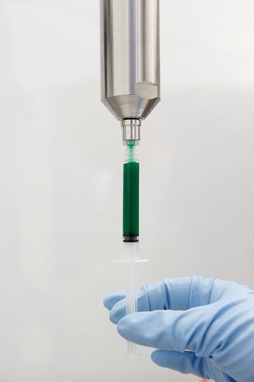 For semi-automatic filling, the syringes can also be screwed to the system using the Luer-Lock attachment For semi-automatic filling, the syringes can also be screwed to the system using the Luer-Lock attachment