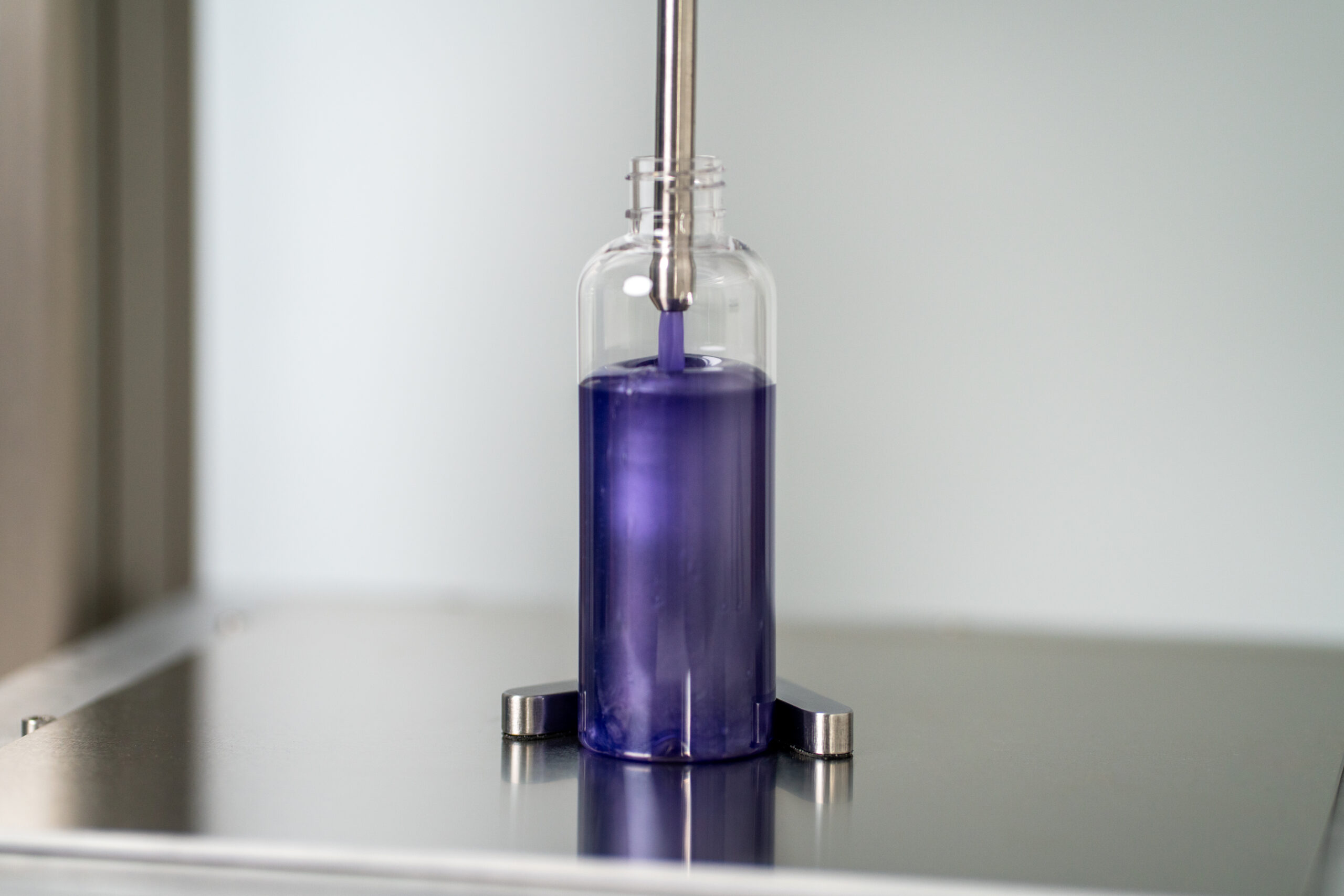 viscotec-fuellventile-abfuellen-badeschaum-004 Compact filling nozzles, such as those from ViscoTec, enable efficient processes in the smallest of mounting spaces
