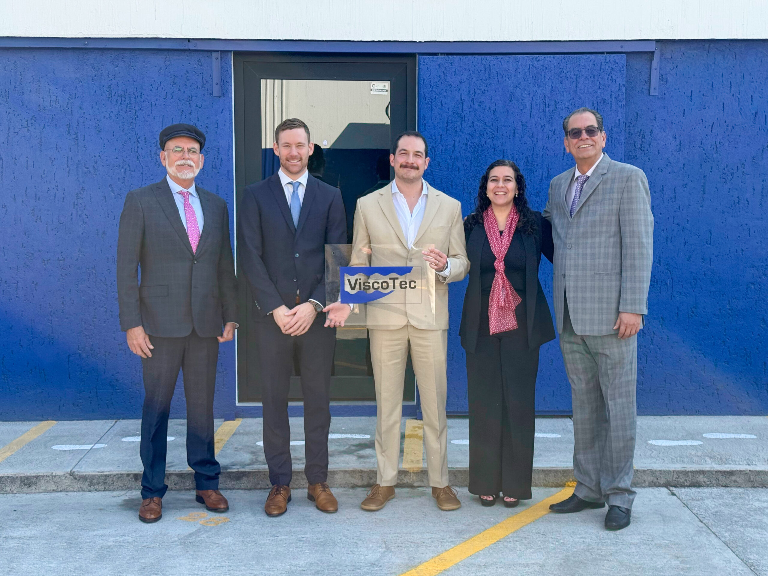 Management team of ViscoTec Mexico together with the main shareholders of MEI at the new site in Querétaro.