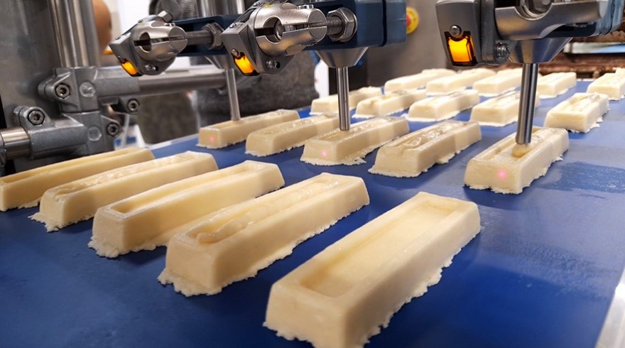 Dough bars on the conveyor belt approaching the dosing system (Source: ViscoTec)