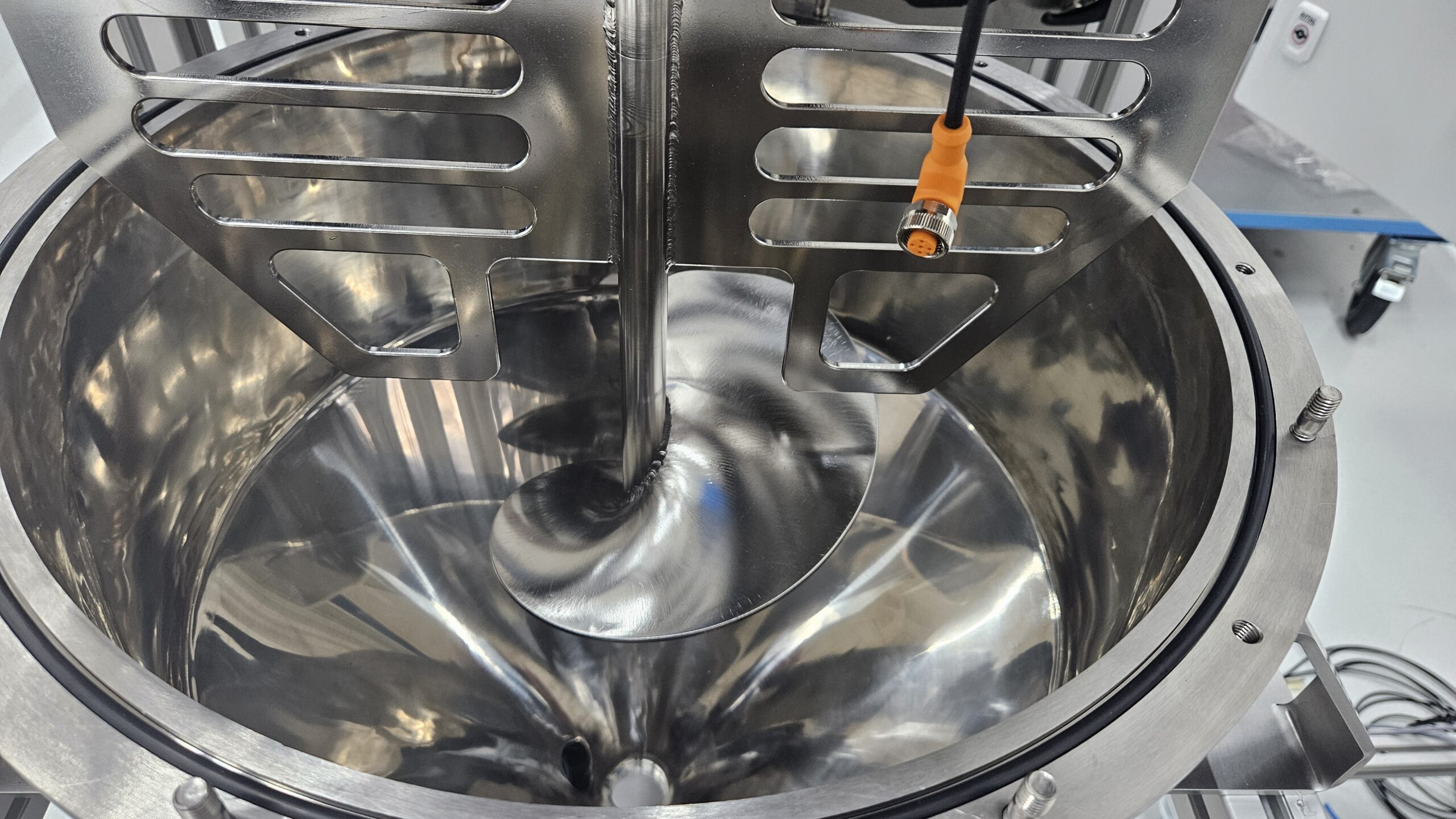 Polished container and mixing blades of the viscoTreat-I-Slurry